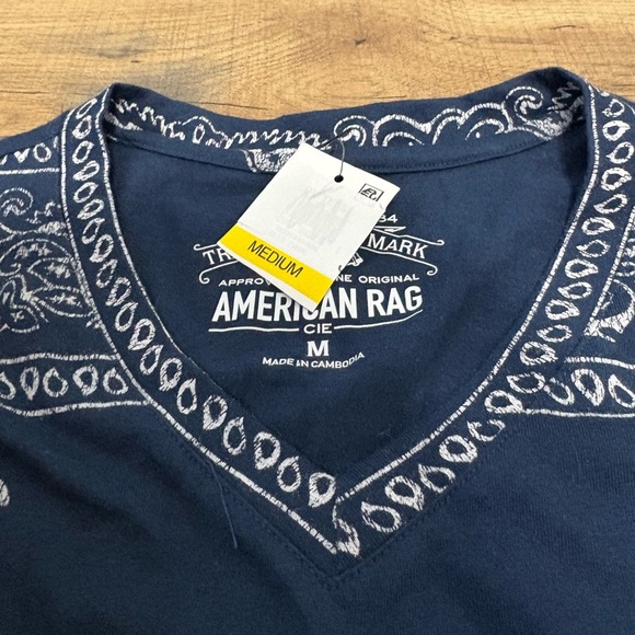 🧿 American Rag Navy Bandana Print V-Neck Tee – Size Medium 🧿 - Picture 6 of 6